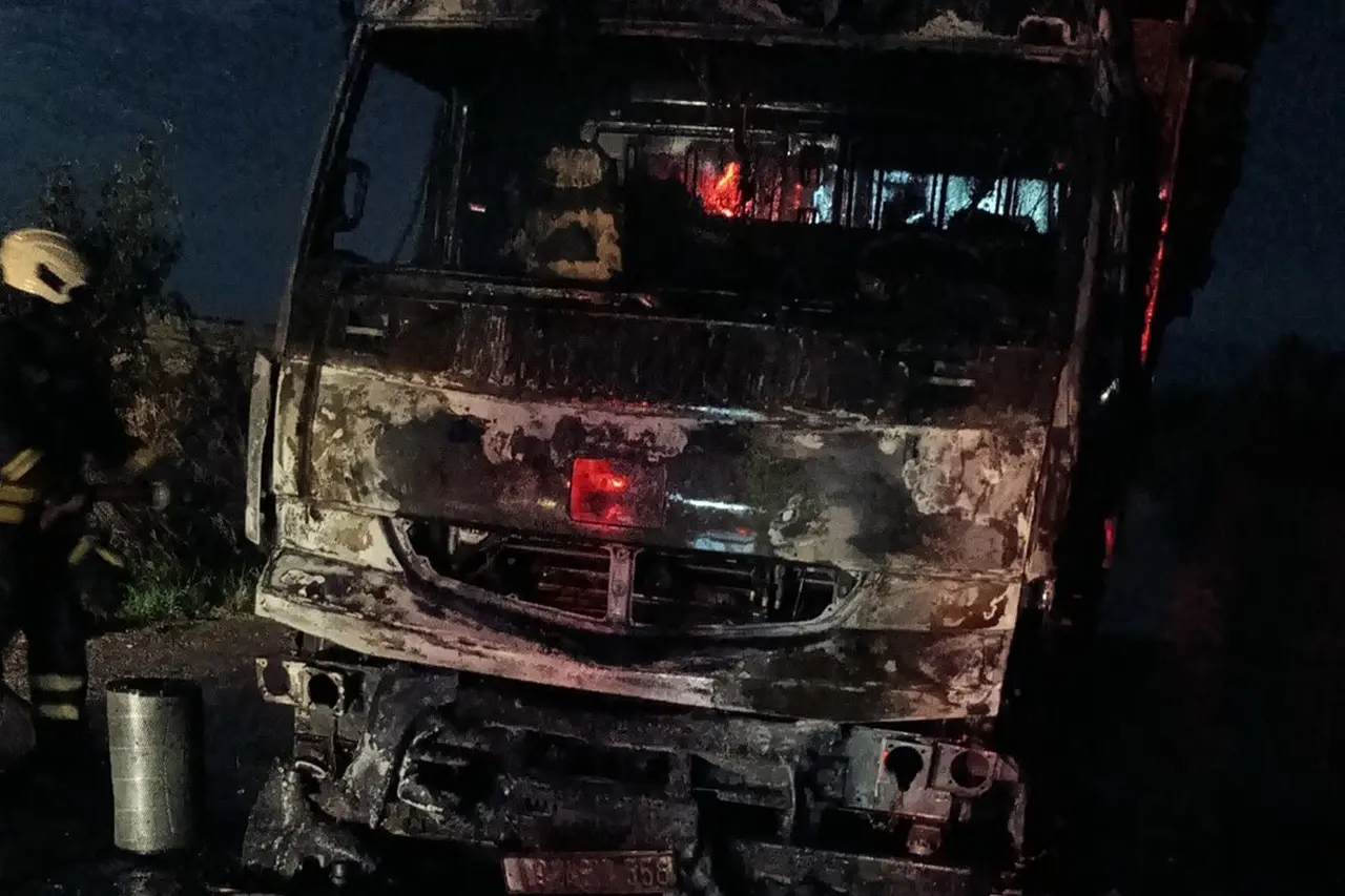 Vezirköprü’de odun yüklü kamyonda yangın çıktı