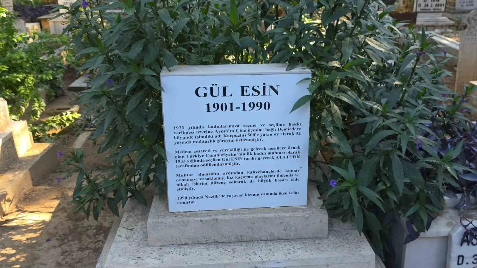 Türkiye’nin ilk kadın Muhtarı Gül Esin mezarı başında anıldı
