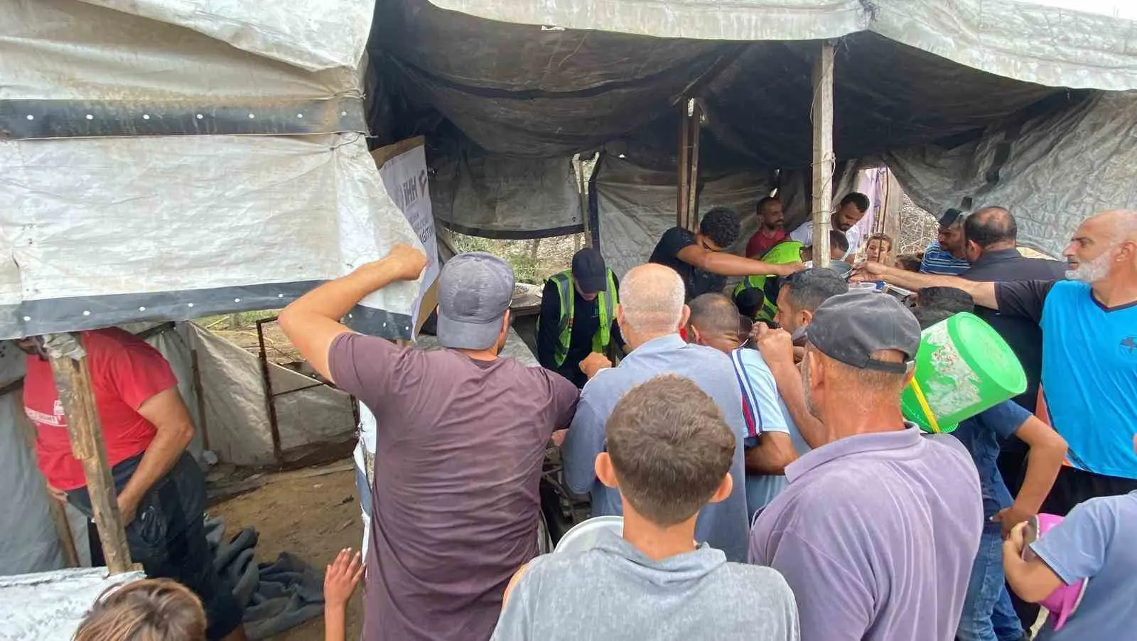 Yüksekova’da düzenlenen hayır çarşısı geliri ihtiyaç sahiplerine ulaştırıldı