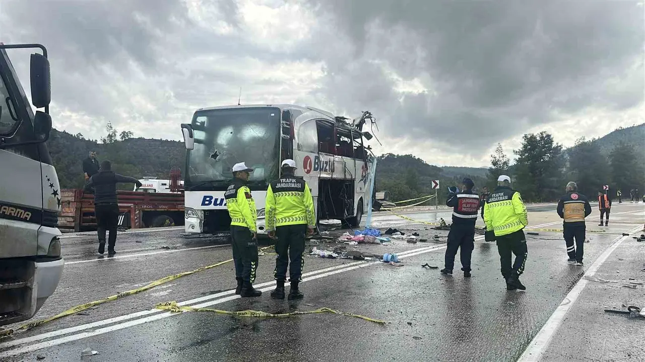 Burdur’da 1 kişinin öldüğü ve 8 kişinin yaralandığı otobüs kazasında sürücü tutuklandı