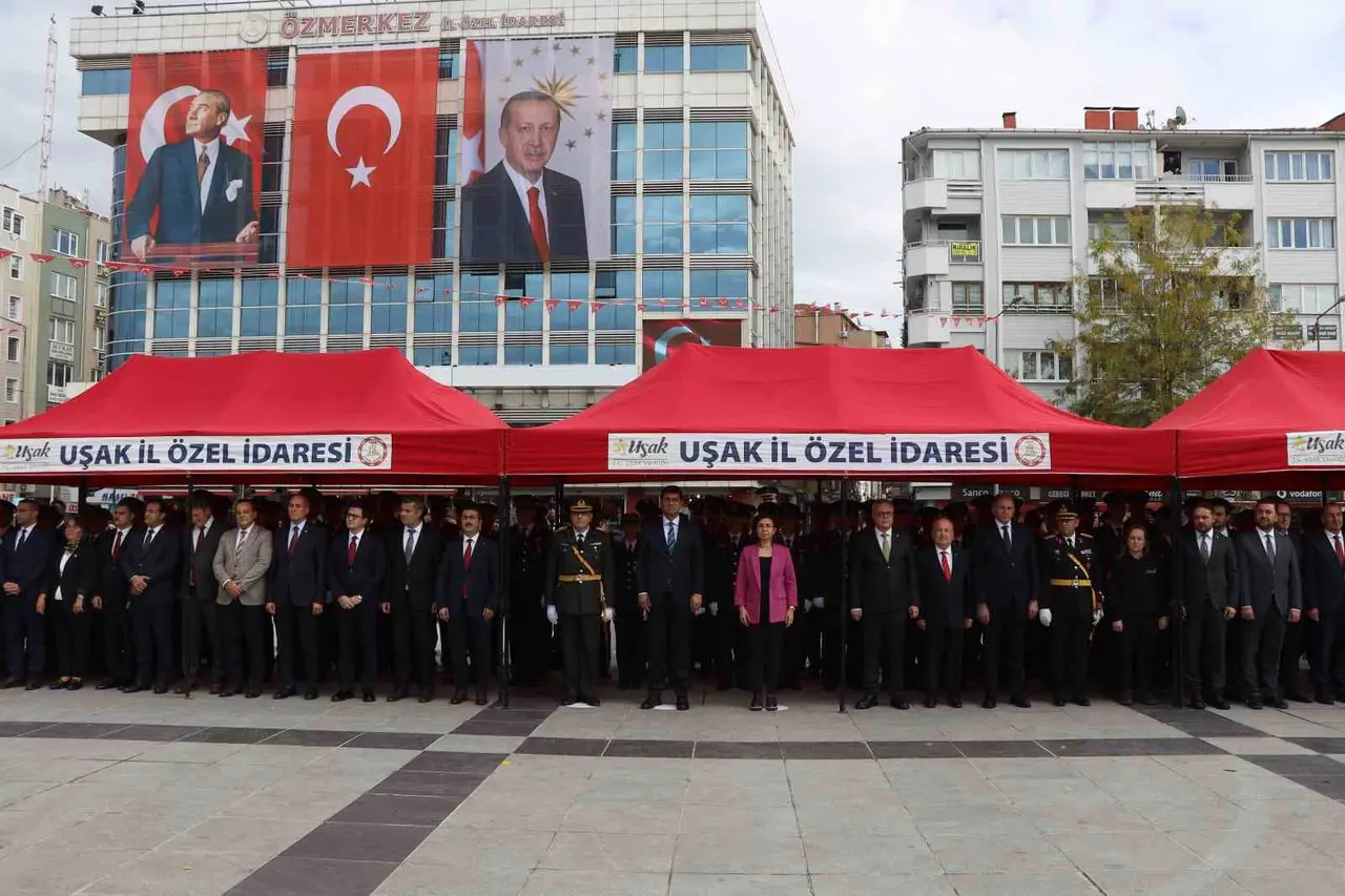 Uşak’ta 29 Ekim kutlamaları çelenk töreniyle başladı