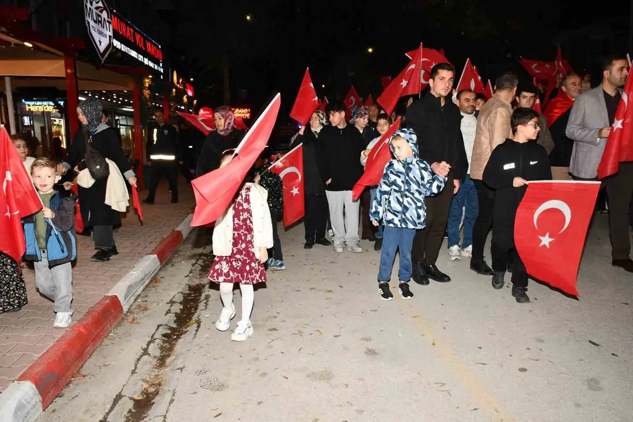 Osmaneli’de 29 Ekim Cumhuriyet Bayramı fener alayı düzenlendi