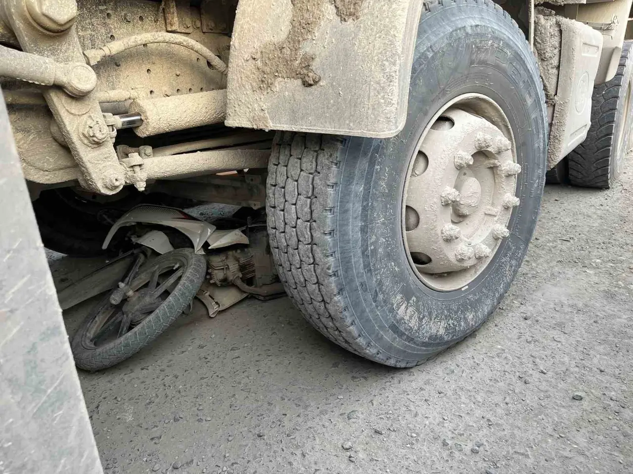 Motosiklet sürücüsünün öldüğü kazayı görmek isteyen meraklı vatandaşlar birbiriyle yarıştı