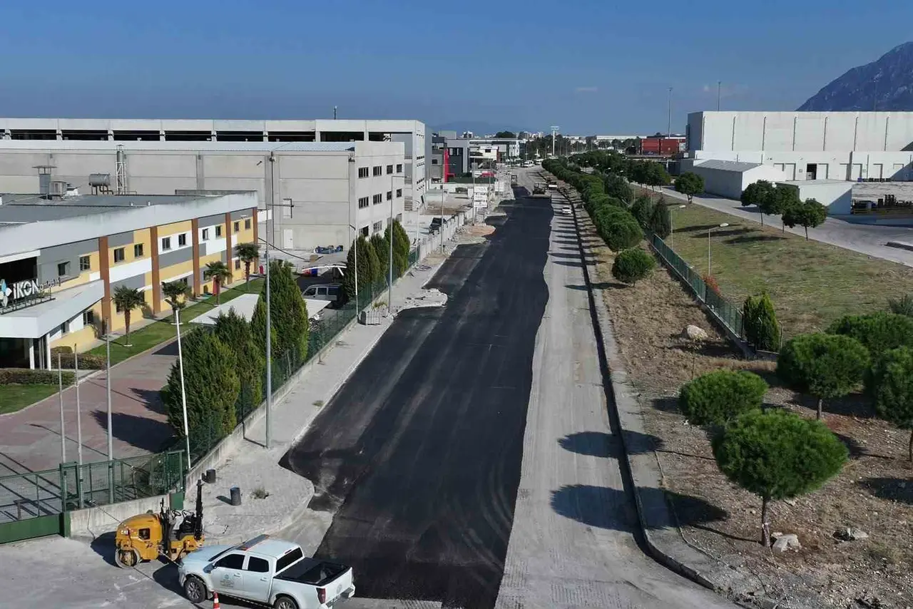 Manisa’nın iki OSB’si arasındaki yol yenileniyor