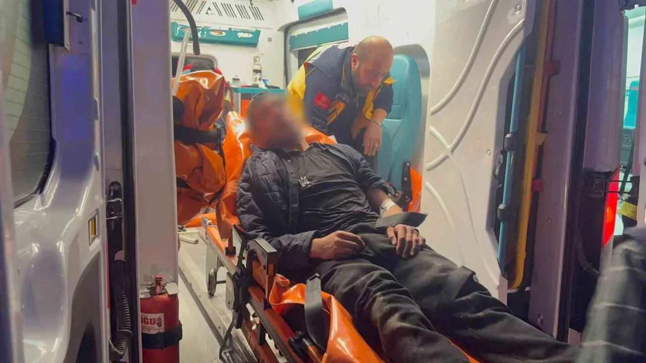 Hakkari’de düzensiz göçmenleri taşıyan minibüs dereye uçtu: 20 yaralı