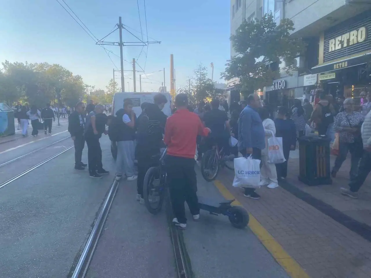 Eskişehir’de scooter ile araç çarpıştı: Çevredeki vatandaşlar yardıma koştu