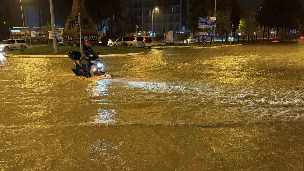 Adıyaman’da şiddetli yağış hayatı felç etti: Birçok araç mahsur kaldı