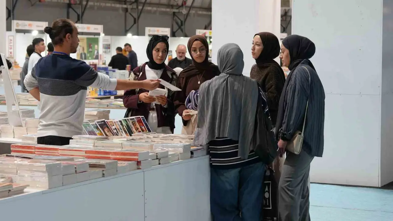 İnönü Üniversitesi Öğrencilerinden Kitap Fuarı’na ziyaret