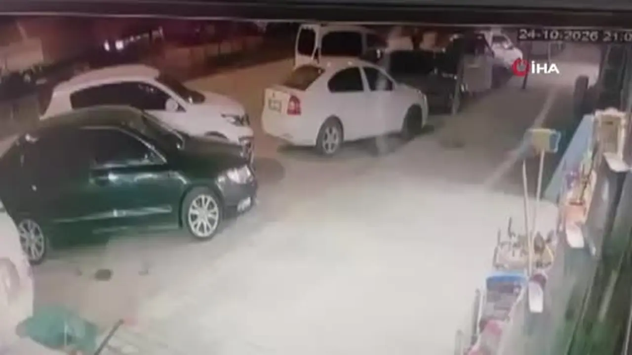 Erzurum’da direksiyonu kilitlenen aracın kaza anı kamerada
