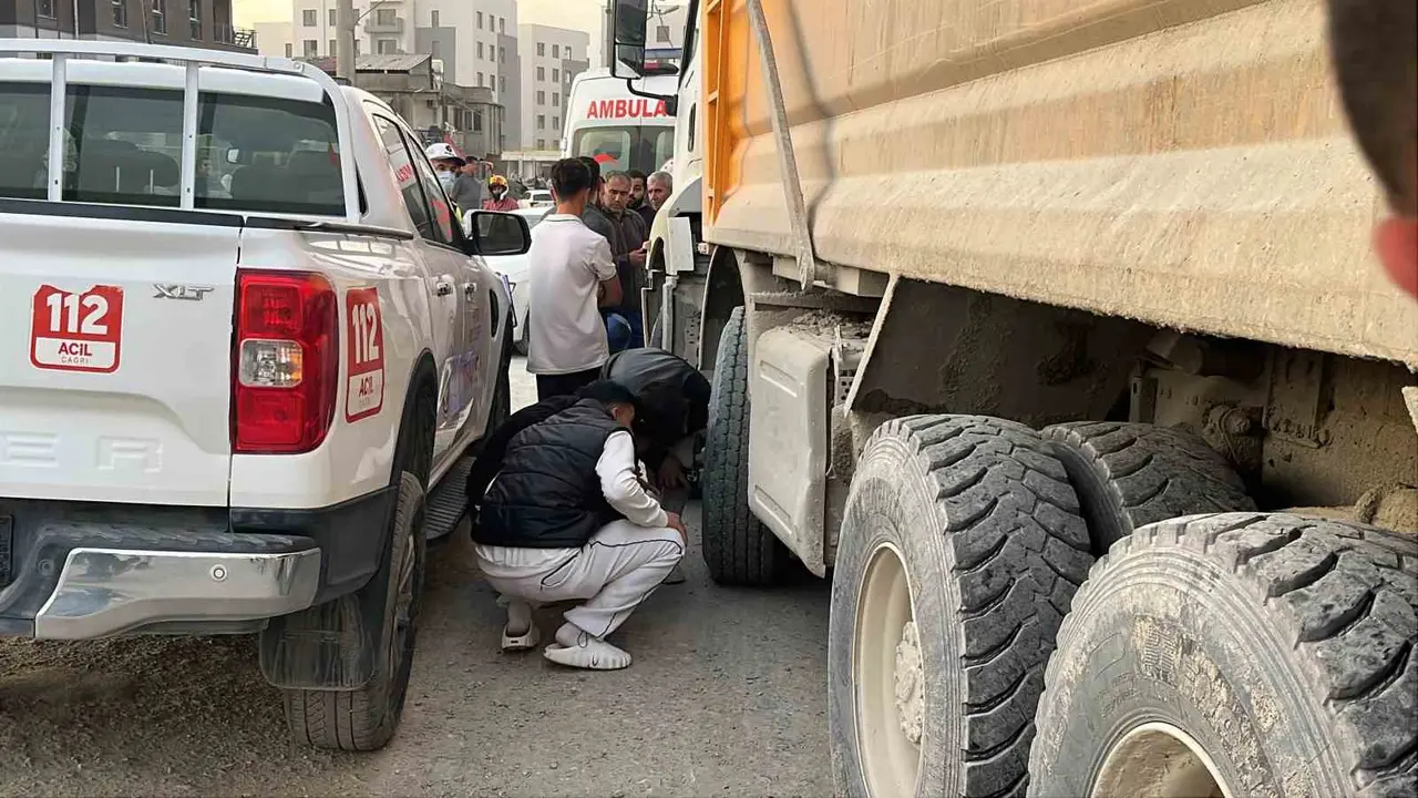 Motosiklet sürücüsünün öldüğü kazayı görmek isteyen meraklı vatandaşlar birbiriyle yarıştı