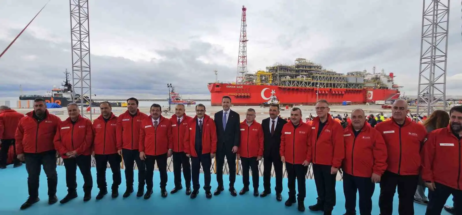 Türkiye’nin ilk yüzer doğalgaz işleme tesisi Osman Gazi, 20 yıl boyunca görev yapacağı Karadeniz’e uğurlandı