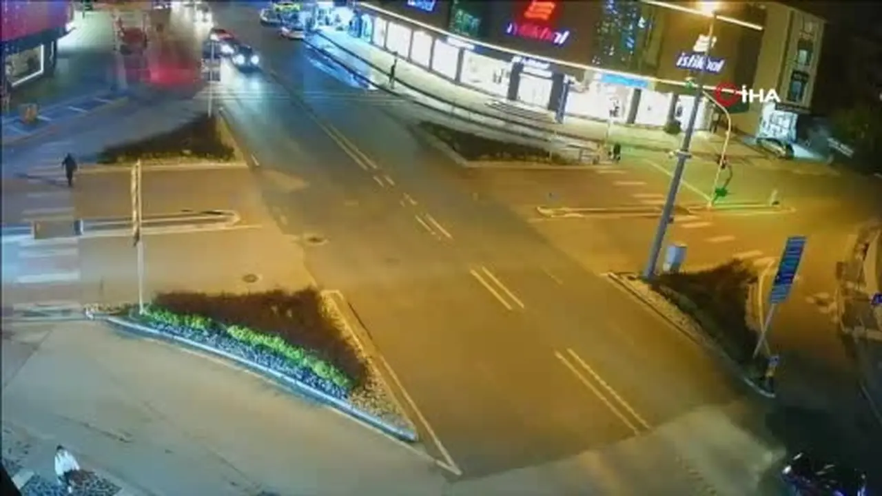 Çarptığı aracın camından içeri girmişti, o anlar kamerada