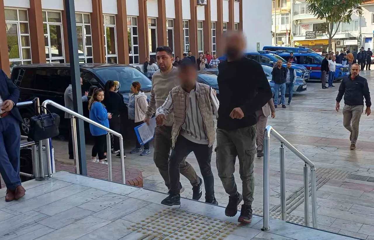 Aydın’da polisten kaçan silahlı tehdit şüphelisi adliyeye sevk edildi