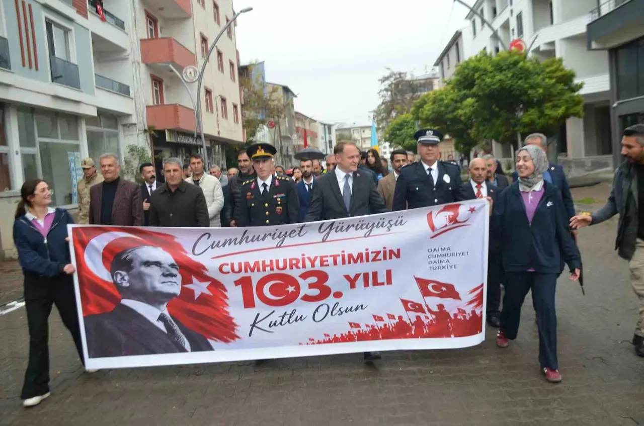 Bulanık’ta 200 metrelik Türk bayrağıyla yürüyüş düzenlendi