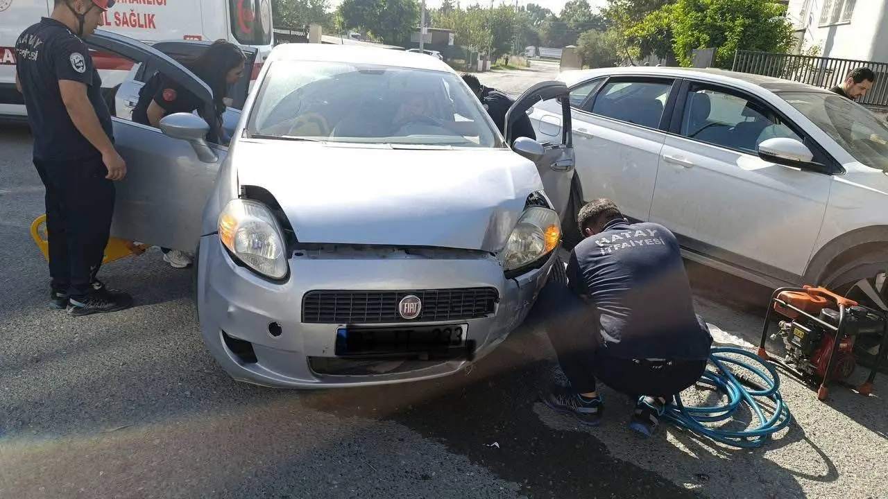 Dörtyol’da iki otomobil çarpıştı: 3 yaralı