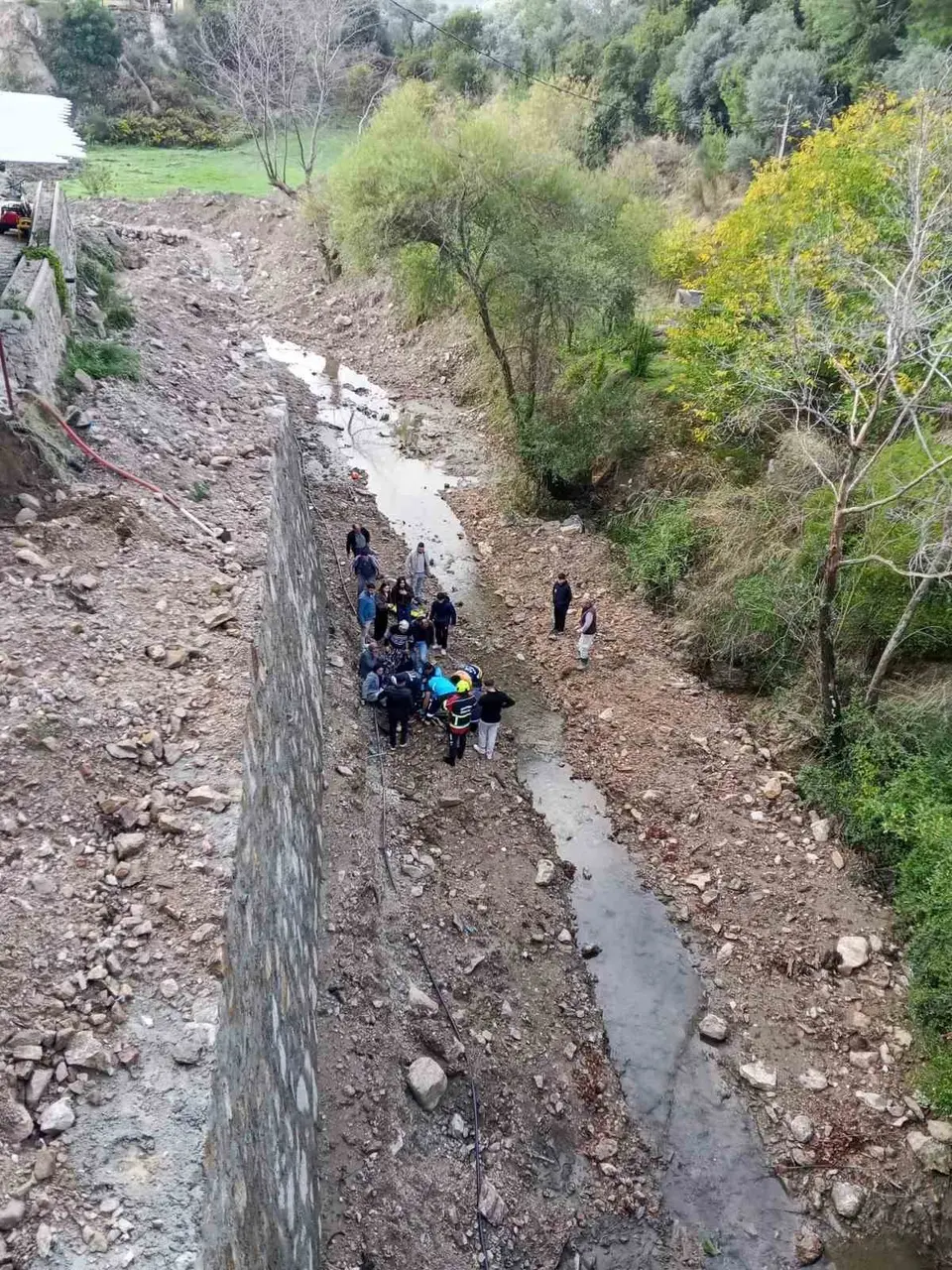 Kontrolden çıkan otomobil dereye uçtu: 3 yaralı