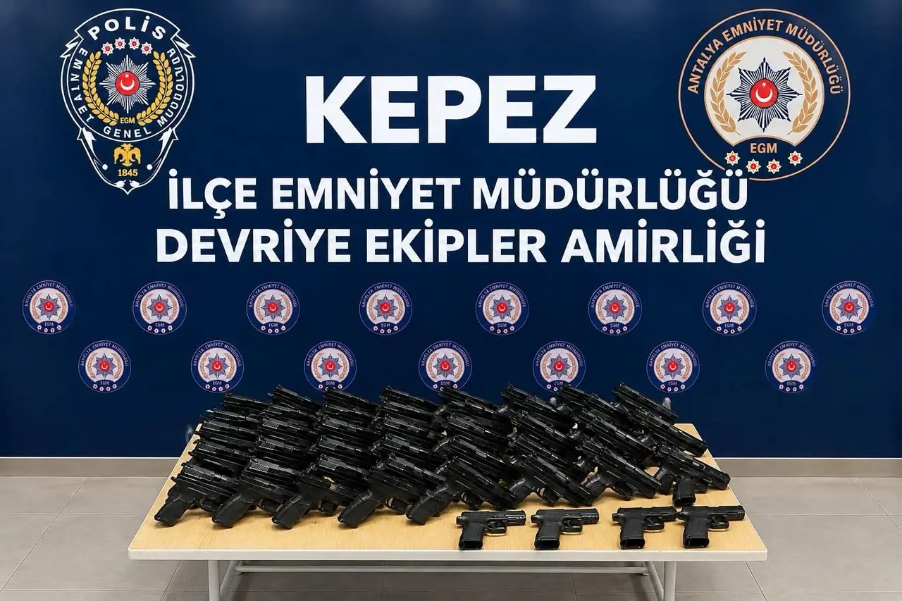 Antalya’da 32 tabanca ve 30 şarjör ele geçirildi