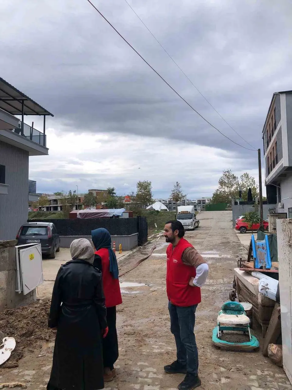 Başiskele’de selden etkilenen ailelere destek ziyareti