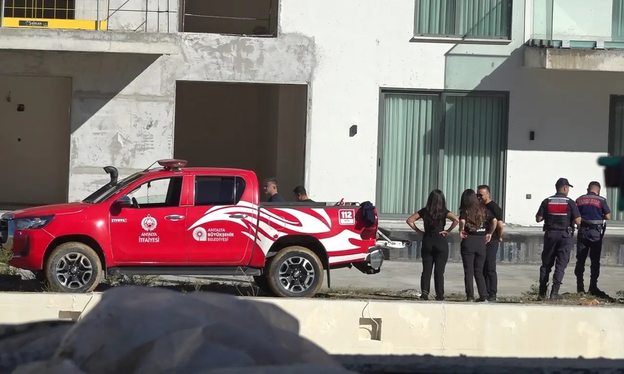 Alanya’da inşaatın balkonuna çıkan işçiyi arkadaşı ikna etti