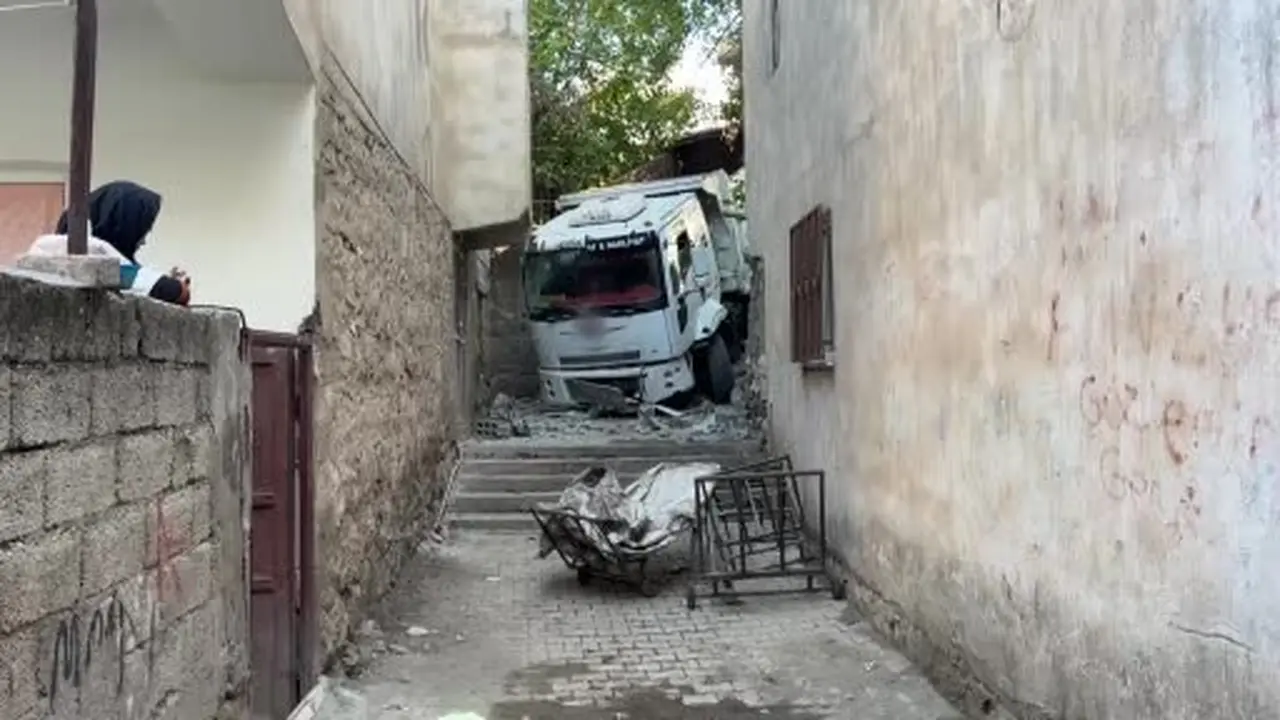 Diyarbakır’da faciadan dönüldü: Freni boşalan kamyon mahalleye girdi