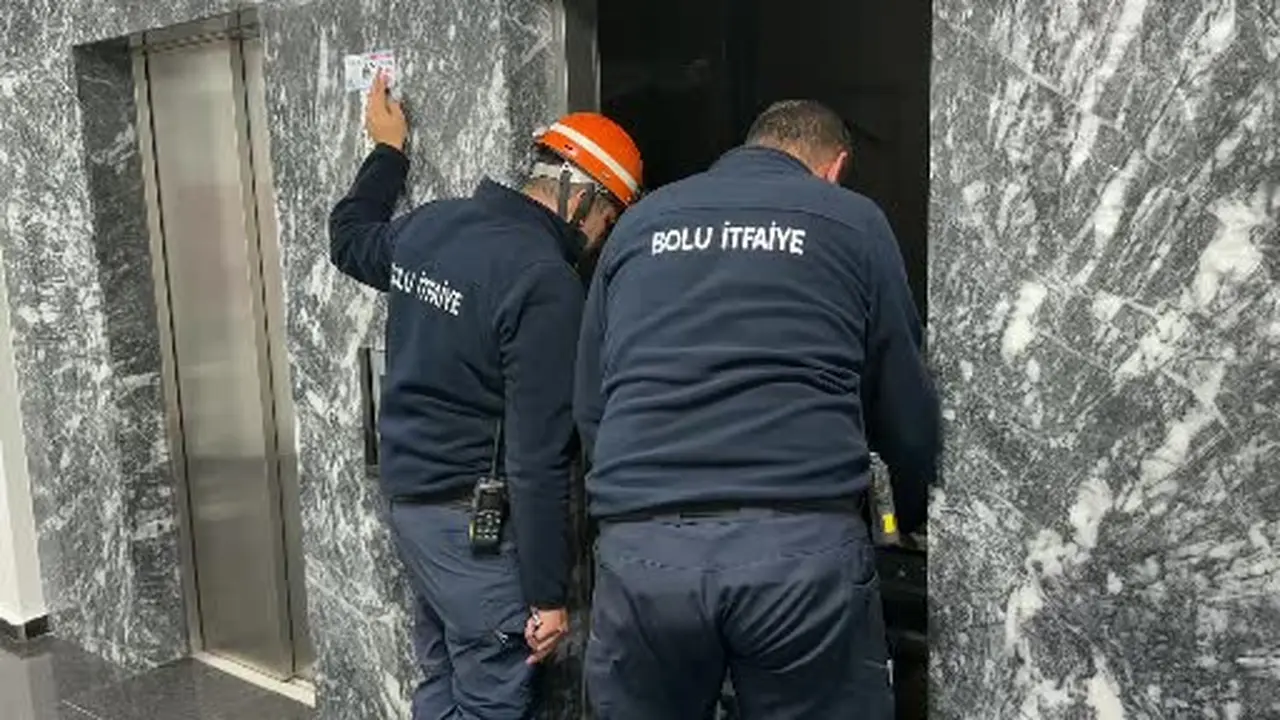 Asansörde mahsur kalan çifti itfaiye kurtardı