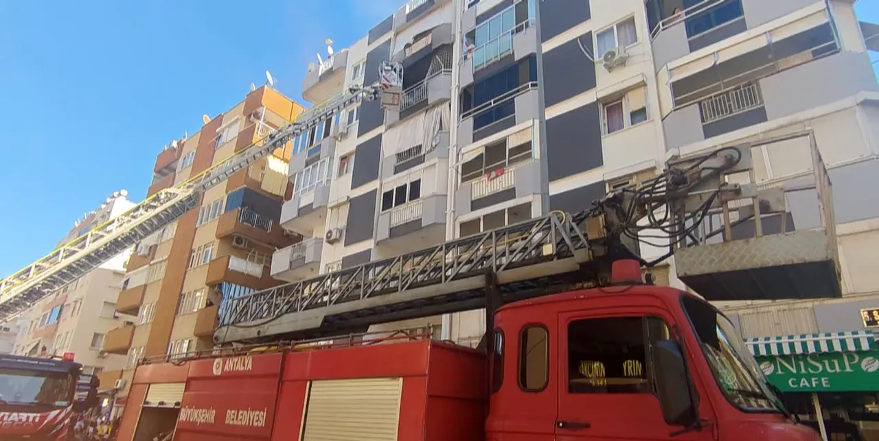 Antalya’da 6 katlı binanın 5’inci katında yangın
