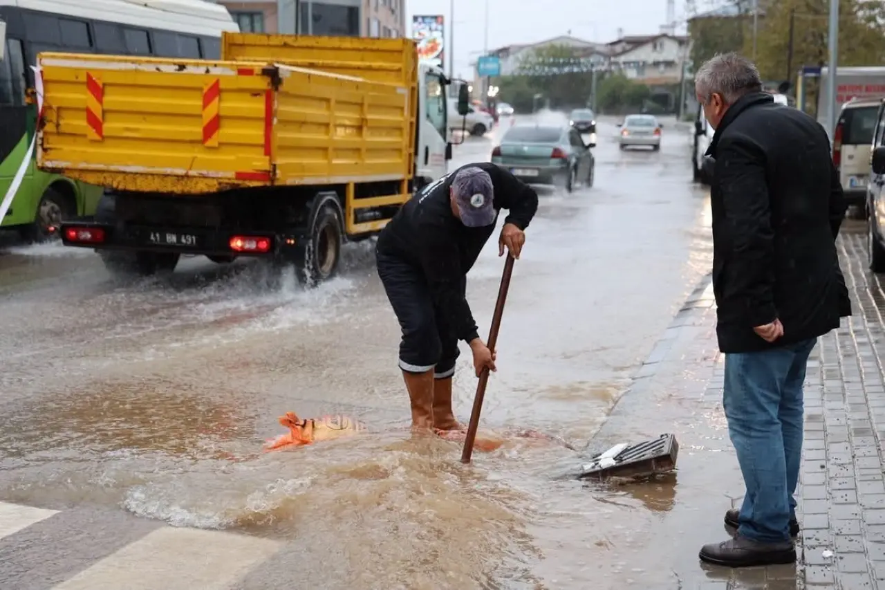 Kartepe’de afetin izlerini silmek için aralıksız mesai
