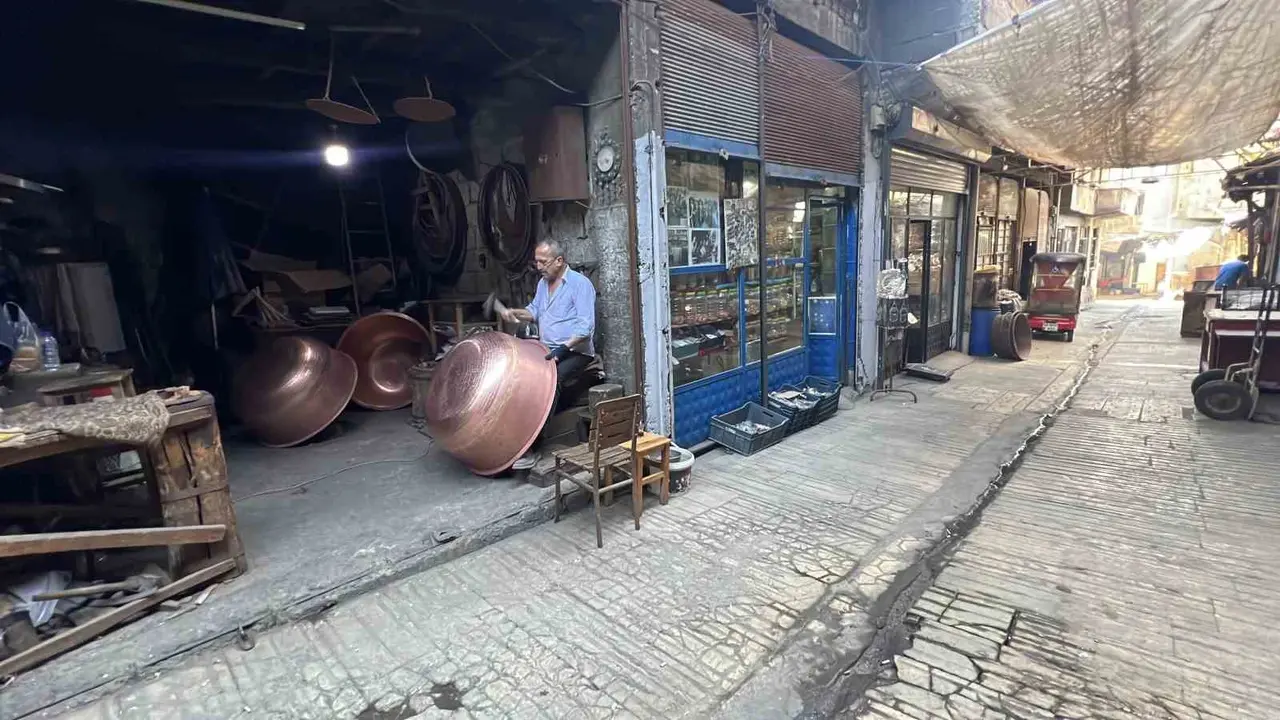 45 yıldır bakıra çekiç vuruyor, kaybolmaya yüz tutan mesleğini yaşatmaya çalışıyor