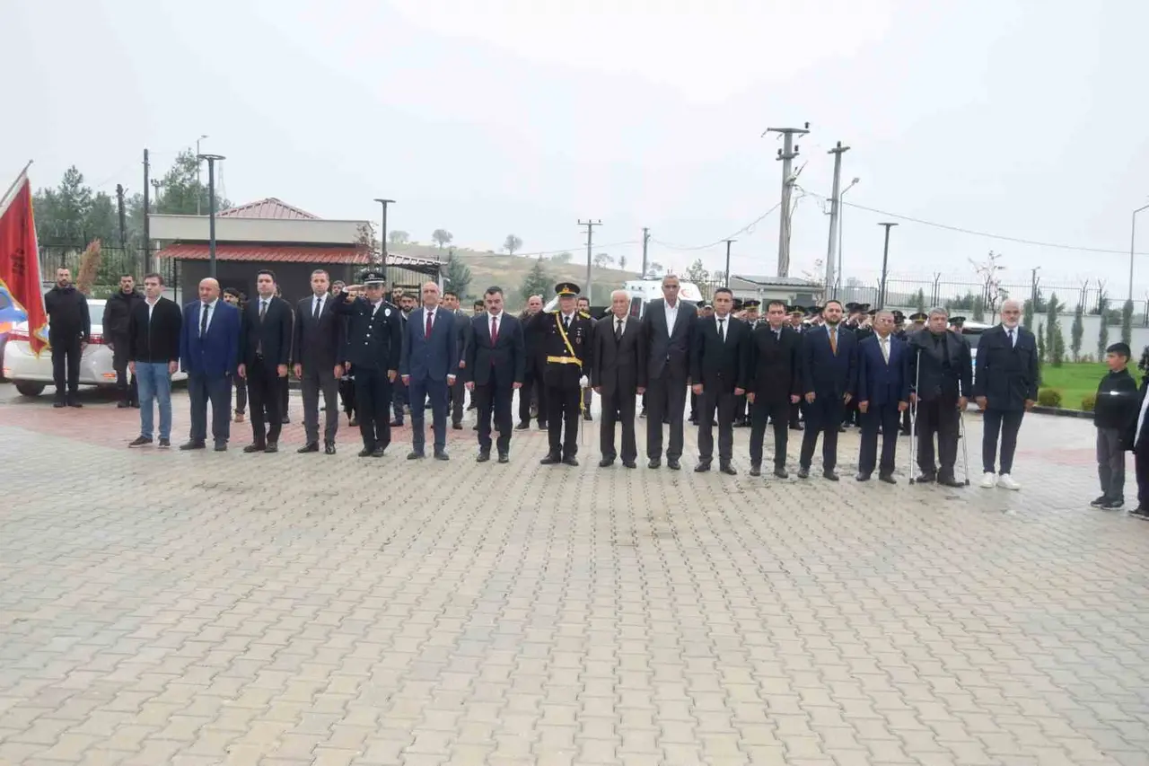 Dicle’de 29 Ekim Cumhuriyet Bayramı kutlamaları çelenk sunma töreniyle başladı