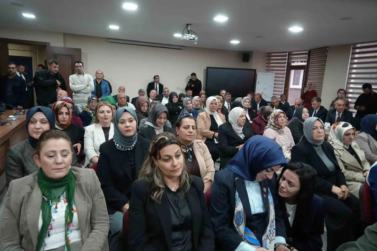Bakan Tekin: "Sahtekarlara, hırsızlara sahip çıkan bir muhalefetle karşı karşıyayız"