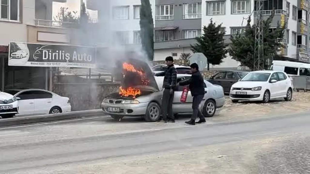 Seyir halindeki otomobil alev aldı