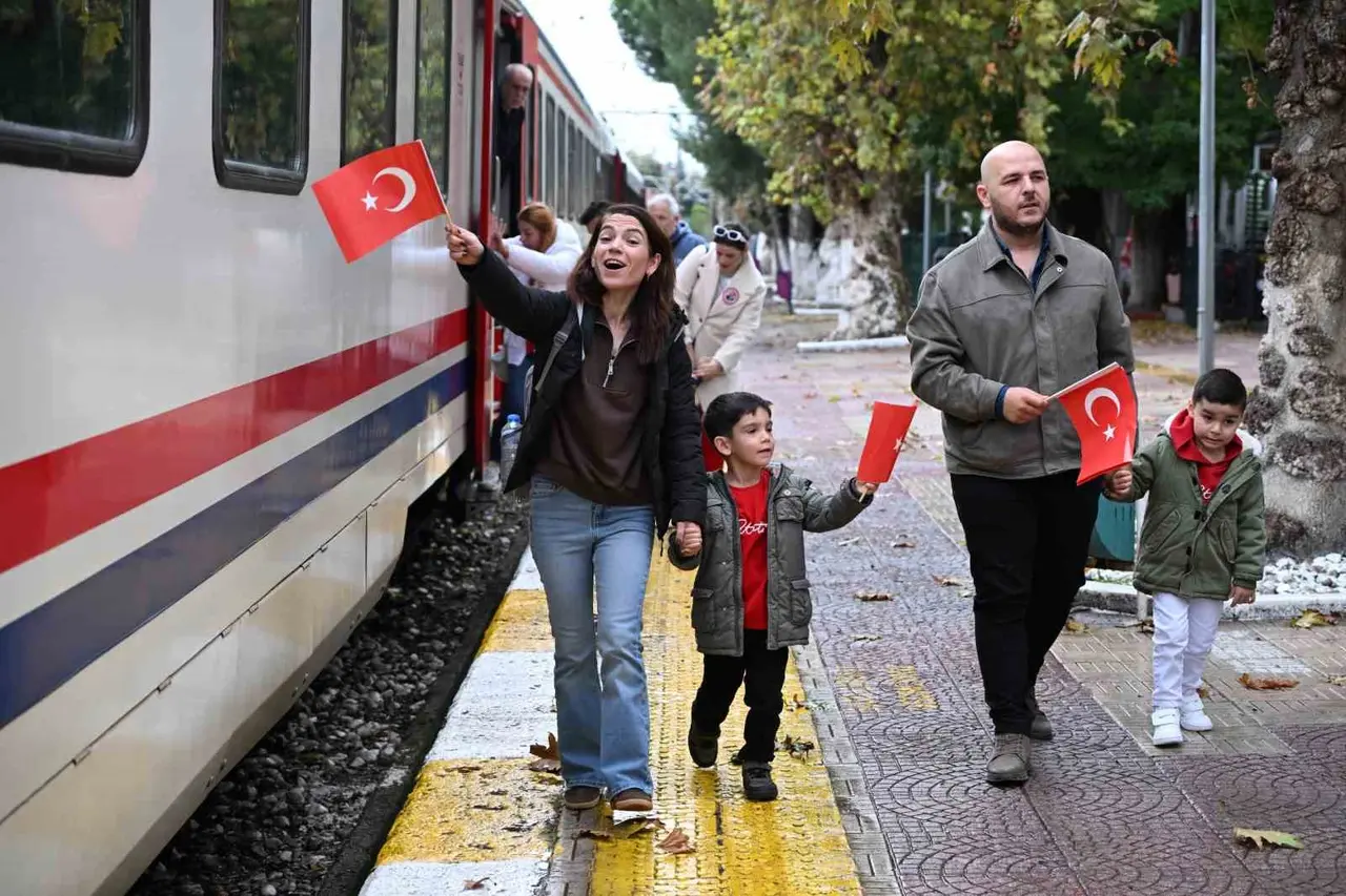 Manisa’da çocuklar cumhuriyeti tarihi gazetelerle kutladı