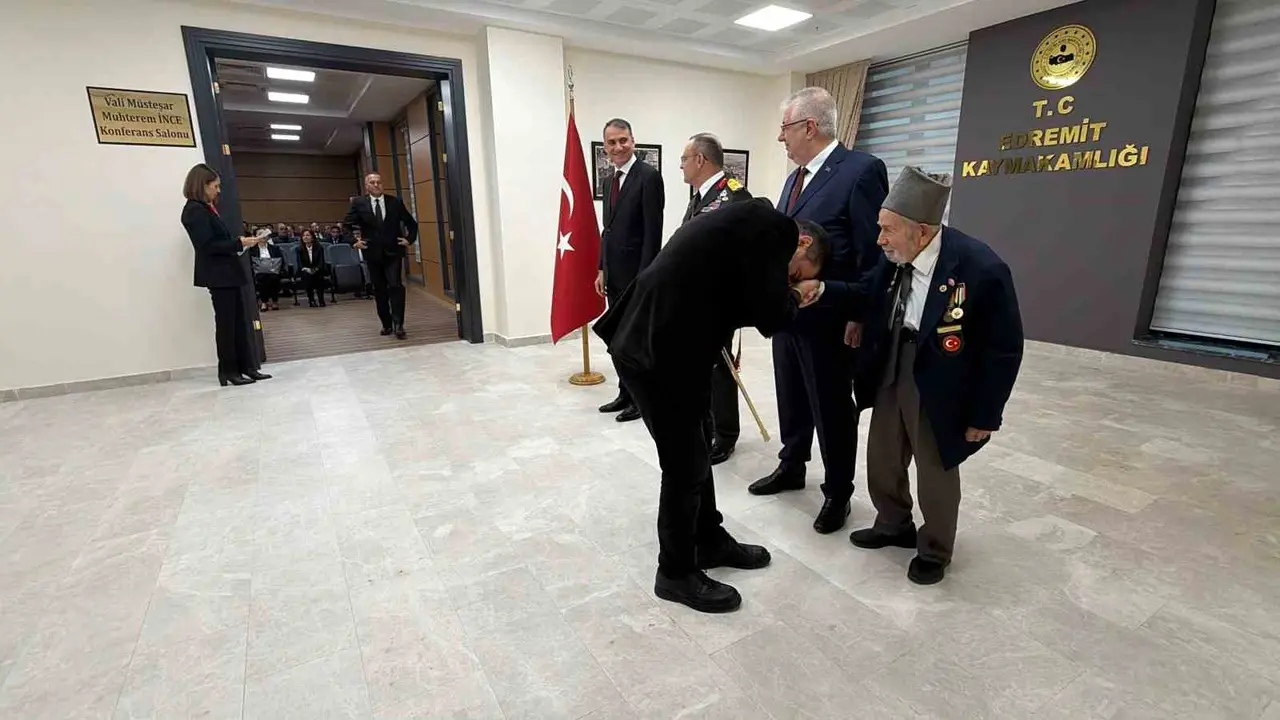 Cumhuriyet Bayramında, Kore Gazisi’ne gösterilen saygı tebrikat törenine damga vurdu