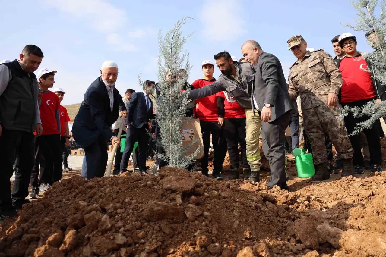 Elazığ’da şehitlerin anısına fidanlar toprakla buluştu