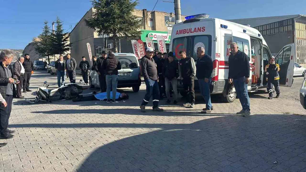 Tavşanlı’da otomobil ile motosiklet çarpıştı: 1’i ağır 2 yaralı