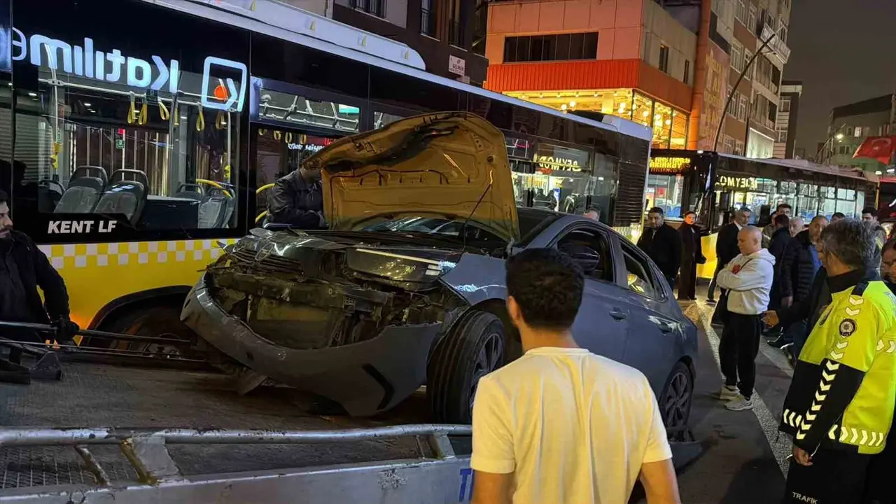 Küçükçekmece’de otomobil minibüse çarptı: 2 yaralı