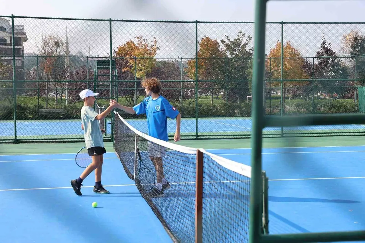 Cumhuriyet coşkusu tenis kortlarına taşındı