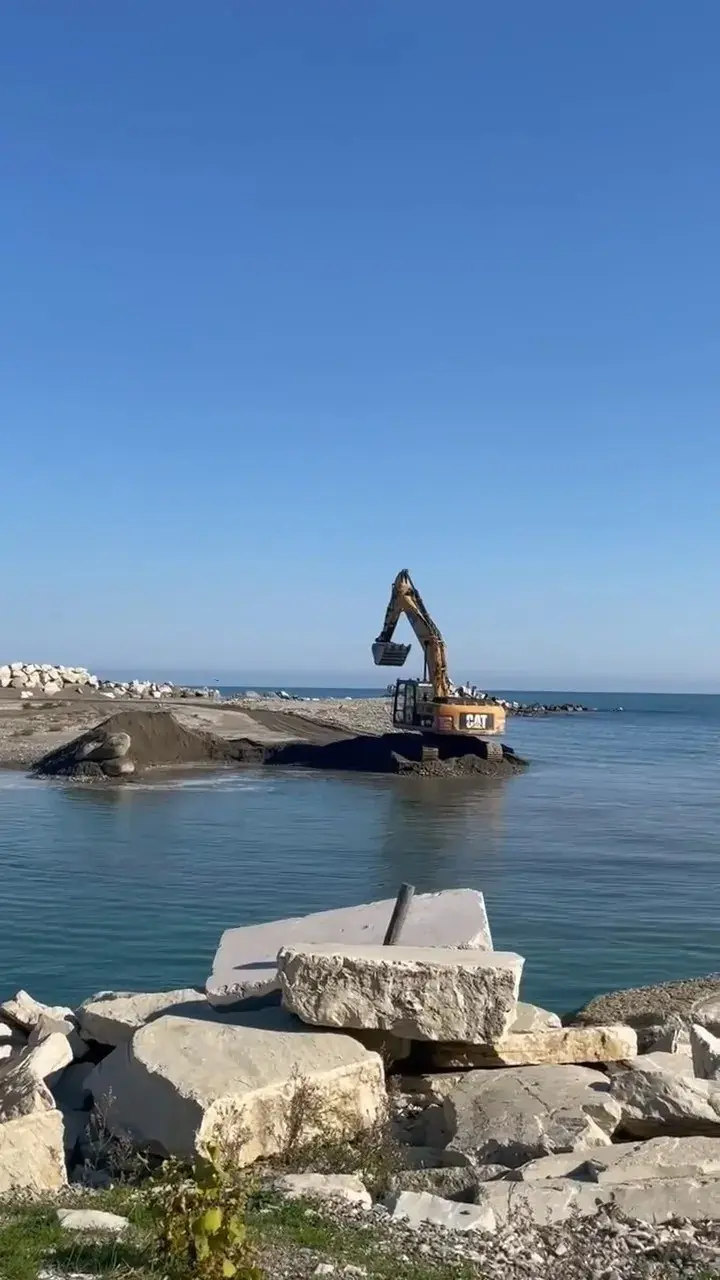 Sinop’ta zarar gören balıkçı barınağında temizlik mesaisi