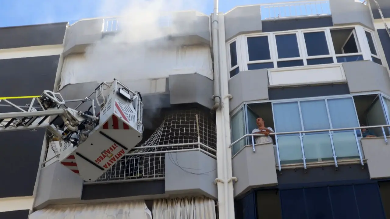 Antalya’da 6 katlı binanın 5’inci katında yangın