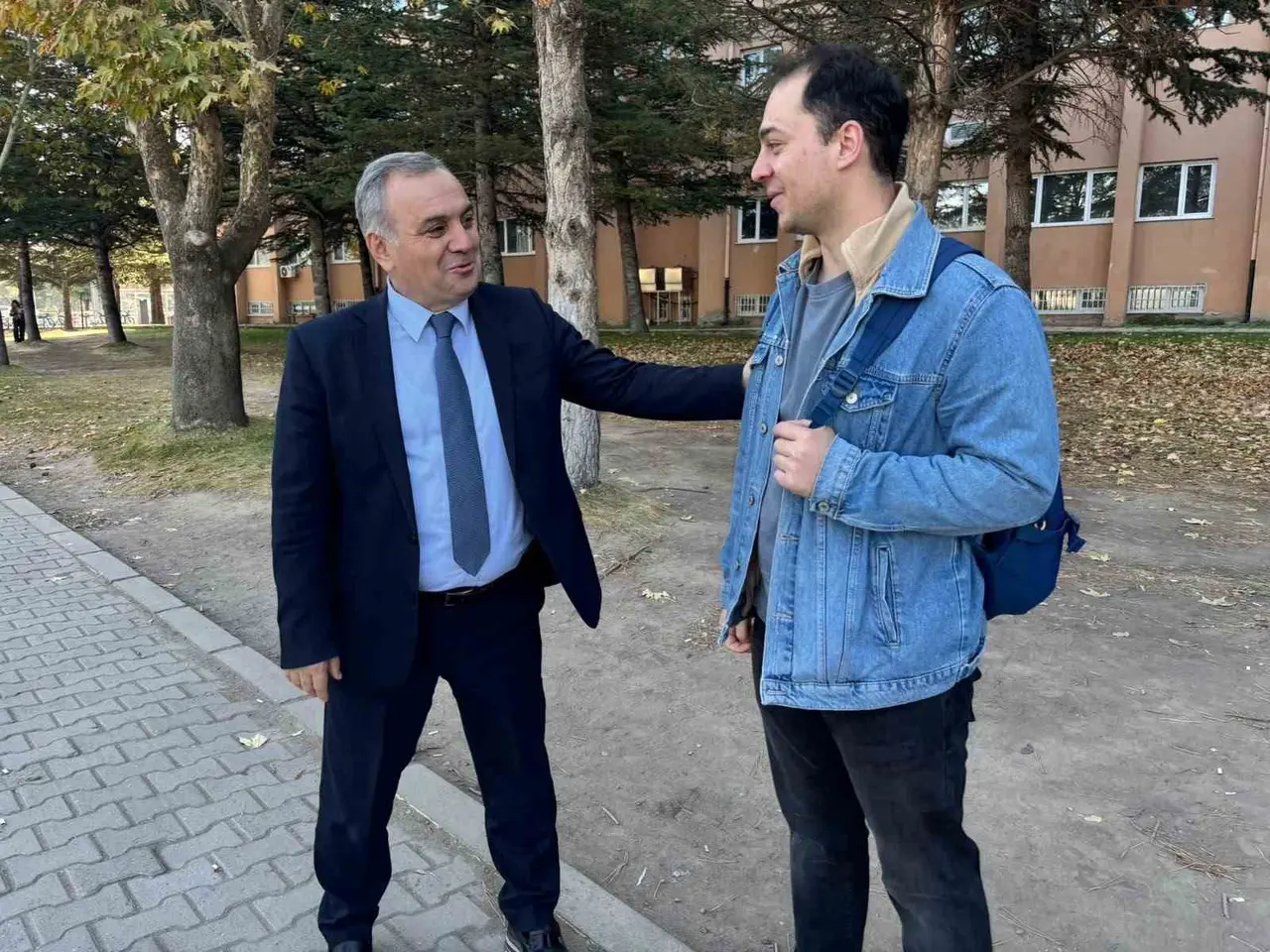 Rektör Altun, kampüste öğrenci ve esnafla sohbet etti