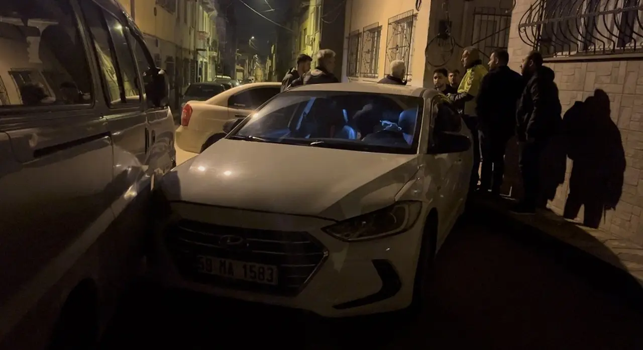 Bursa’da önce otomobille kovaladı, kaza yaptırdı... Kaldırım taşıyla peşine düştü