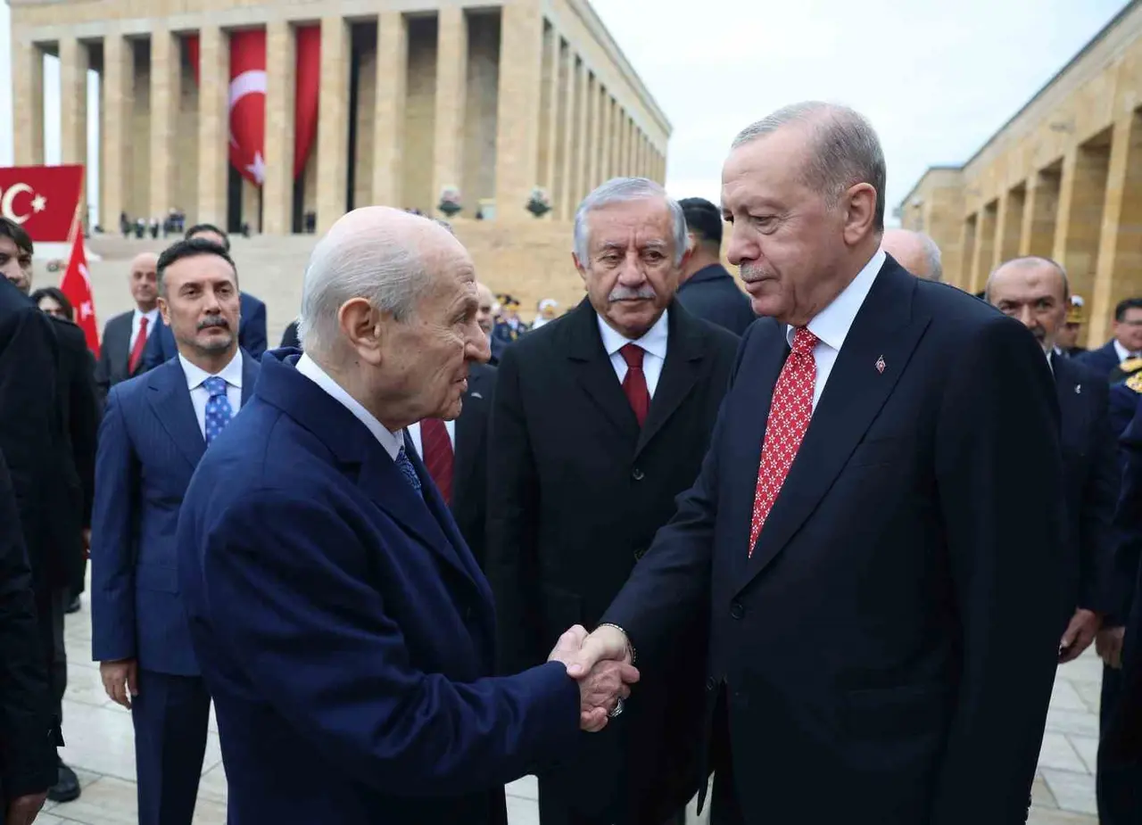 Cumhurbaşkanı Erdoğan’ın Anıtkabir törenindeki kravatında KAAN detayı