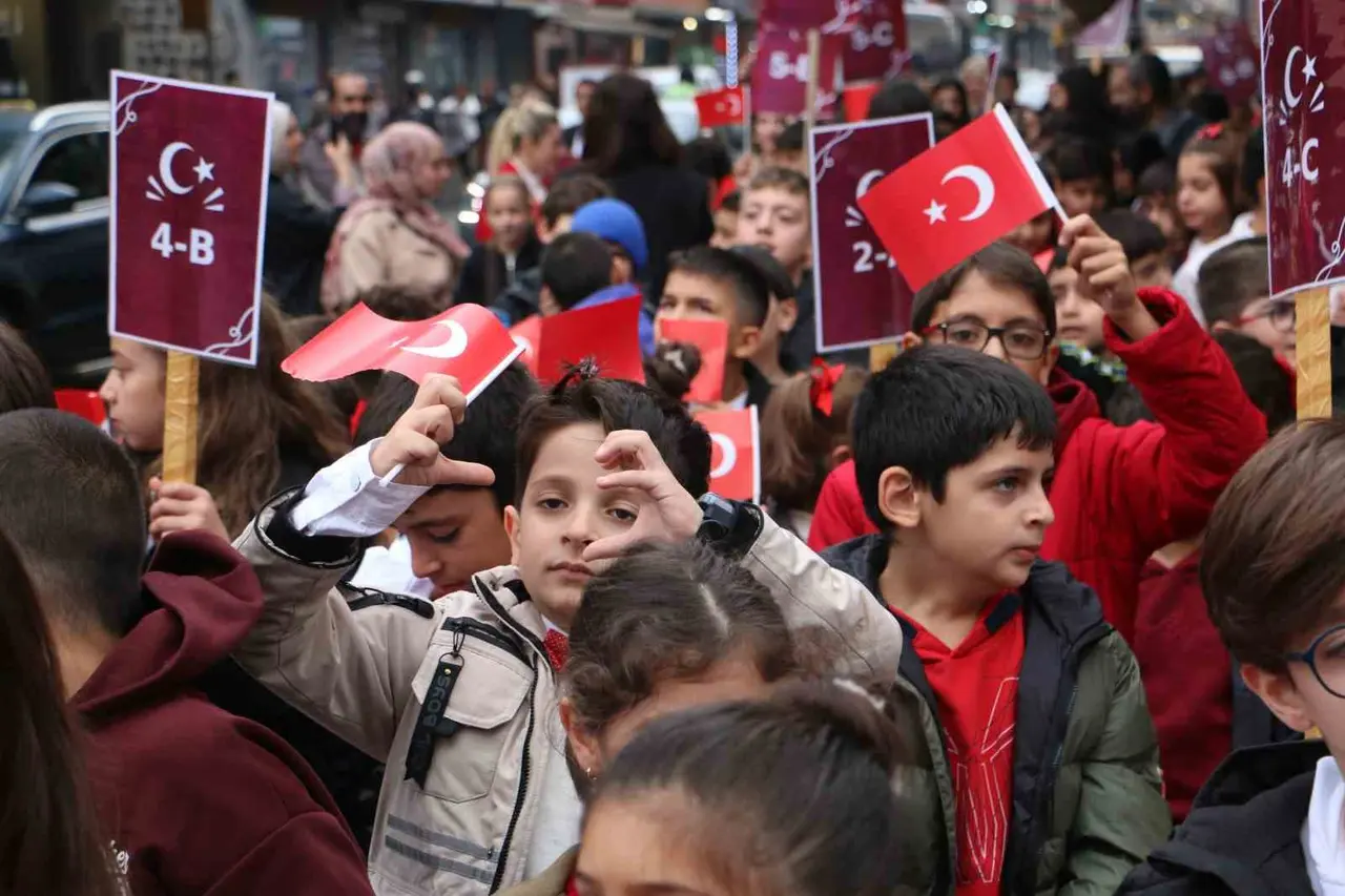 Cumhuriyet coşkusu Diyarbakır’ın tarihi surlarında yankılandı