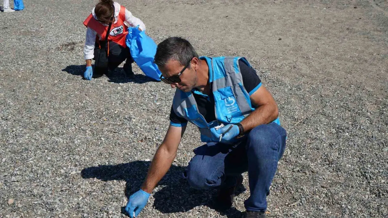 Büyükşehir’den Altınkum’da kıyı temizliği