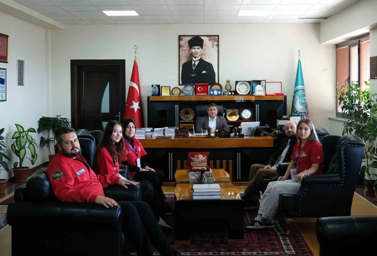 TEKNOFEST’te üçüncülük ödülü getiren projeye Rektör Oğurlu’dan tebrik