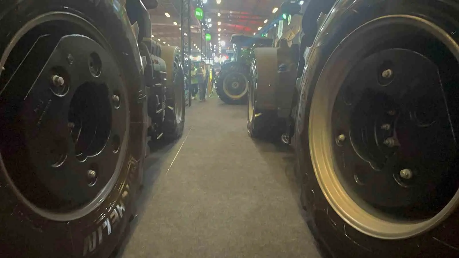 Fiyatıyla dudak uçuklatan traktör çiftçilerin ilgi odağı oldu