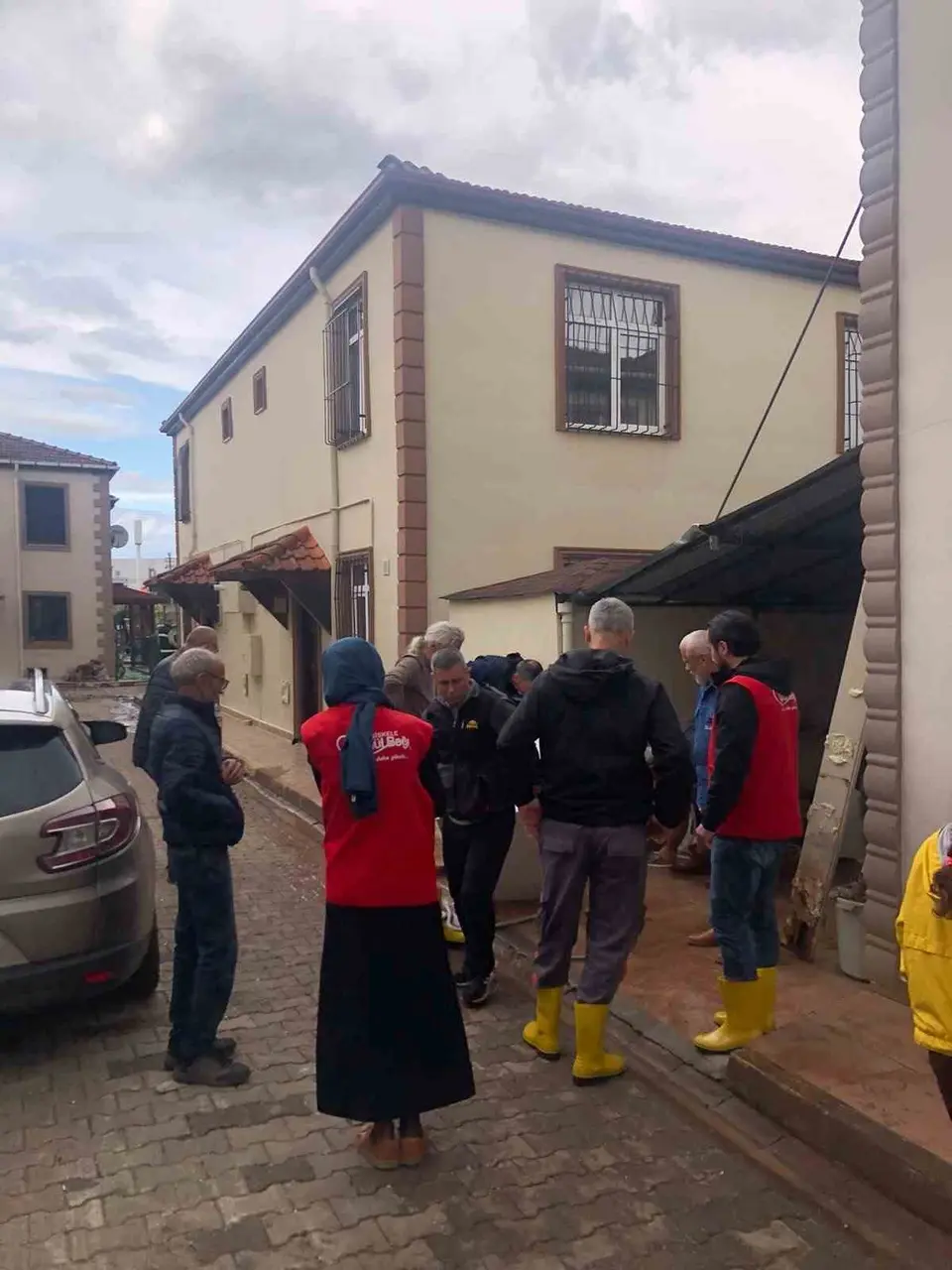 Başiskele’de selden etkilenen ailelere destek ziyareti