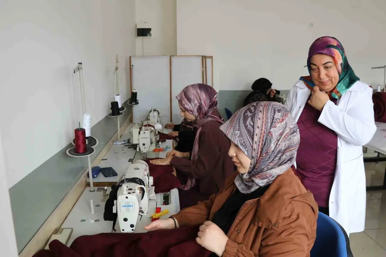 Kursiyerlerin diktiği pijama ve eşofmanlar ihtiyaç sahiplerine ulaştırılıyor