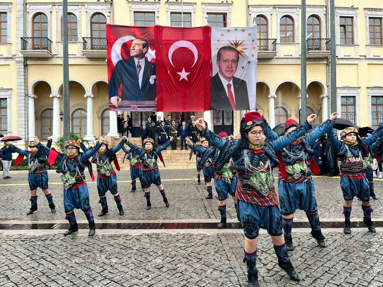 İlmek ilmek dokunan Türk bayrağı Vali Elban’a teslim edildi