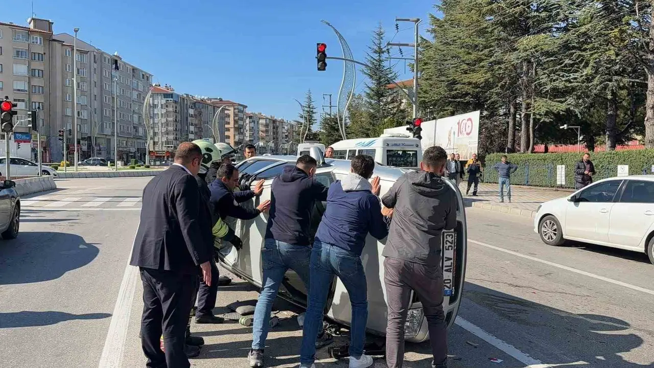 Kontrolden çıkan otomobil araçlara çarpıp ardından yan yattı